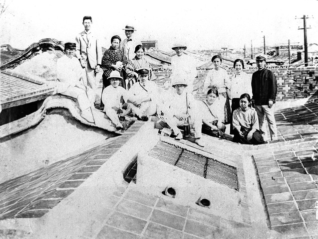 長源醫院的許讀醫師(後排左一)、黃十一(後排右二)與友人於長源醫院街頂聚會。
圖片來源:國家文化記憶庫